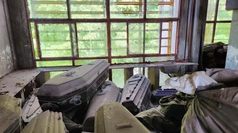 En uno de los depósitos los inspectores encontraron más de 107 ataúdes apilados indiscriminadamente arrumbados y bolsas negras de consorcio con restos humanos. Foto: Municipalidad de La Plata