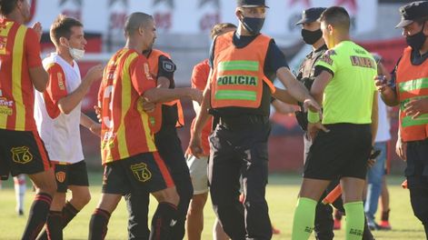 Los jugadores de Sarmiento y la prensa apuntaron contra Gastón Monsón Brizuela. / José Gutiérrez