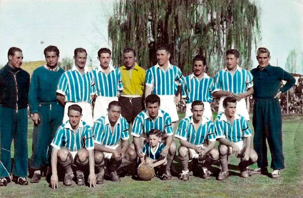 La base estaba. Con la columna vertebral del campeón de 1944, Godoy Cruz realizó una campaña brillante y volvió a alzar el trofeo de la Liga Mendocina en 1947. / Gentileza Dr. Julio Vega.