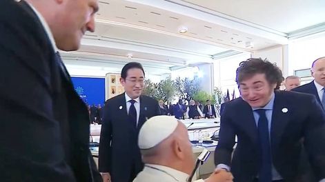Encuentro entre el papa Francisco y Javier Milei en la cumbre del G7.