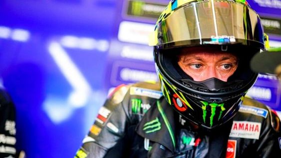 La despedida con emoción de Rossi de Yamaha oficial