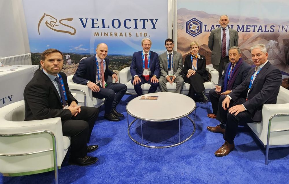 Primera reuni&oacute;n de PDAC 2025: en Canad&aacute;, el director de Miner&iacute;a de la provincia, Jer&oacute;nimo Shantal; junto a la ministra de Energ&iacute;a y Miner&iacute;a, Jimena Latorre; el intendente de Malarg&uuml;e, Celso Jaque, y el presidente de Impulsa Mendoza, Emilio Gui&ntilde;az&uacute;.