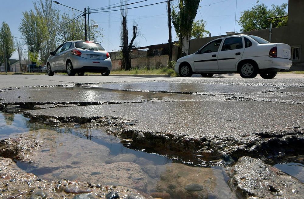 Roturas de cañerías de agua en las calles del Gran Mendoza, una realidad que se repite en varios puntos de la provincia. En la foto Calle Chuquisaca, Godoy CruzFoto: Orlando Pelichotti / Los Andes