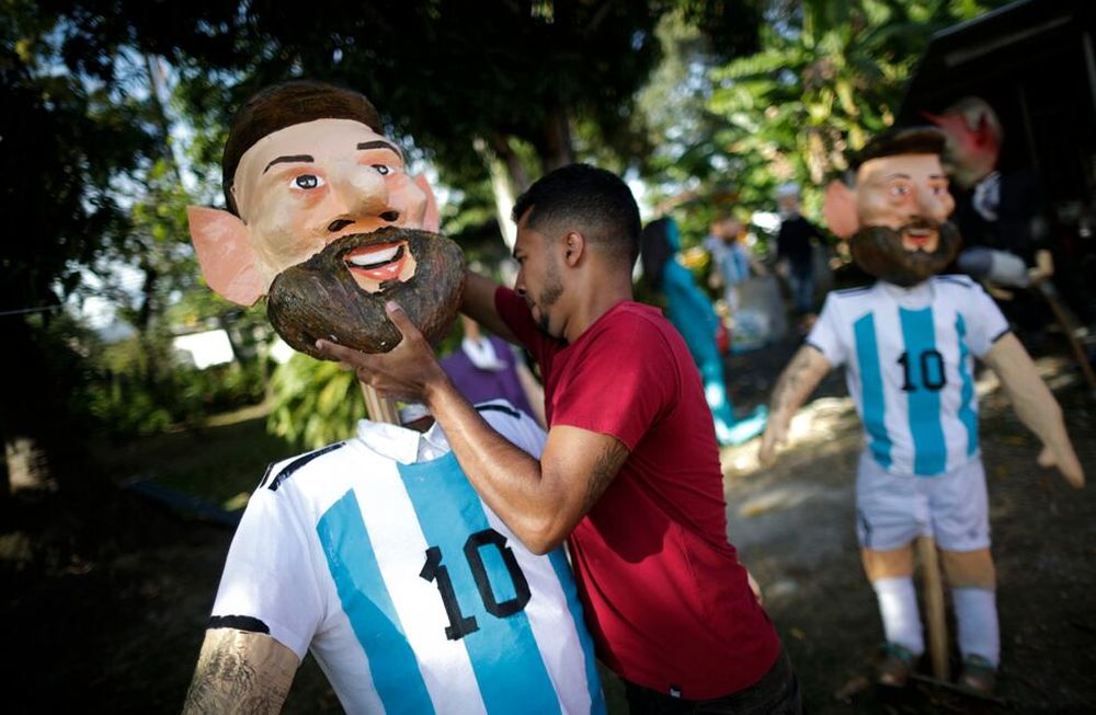 El artista panameño Víctor Álvarez admite a EFE que antes de que Argentina se alzara, hace poco más de una semana, como campeona del mundo en Catar 2022, ya tenía listo un muñeco de Lionel Messi. Lo que no pensó es que muchos de sus fieles clientes también querrían uno y además con la ya célebre inscripción Qué mirás bobo, andá paallá.