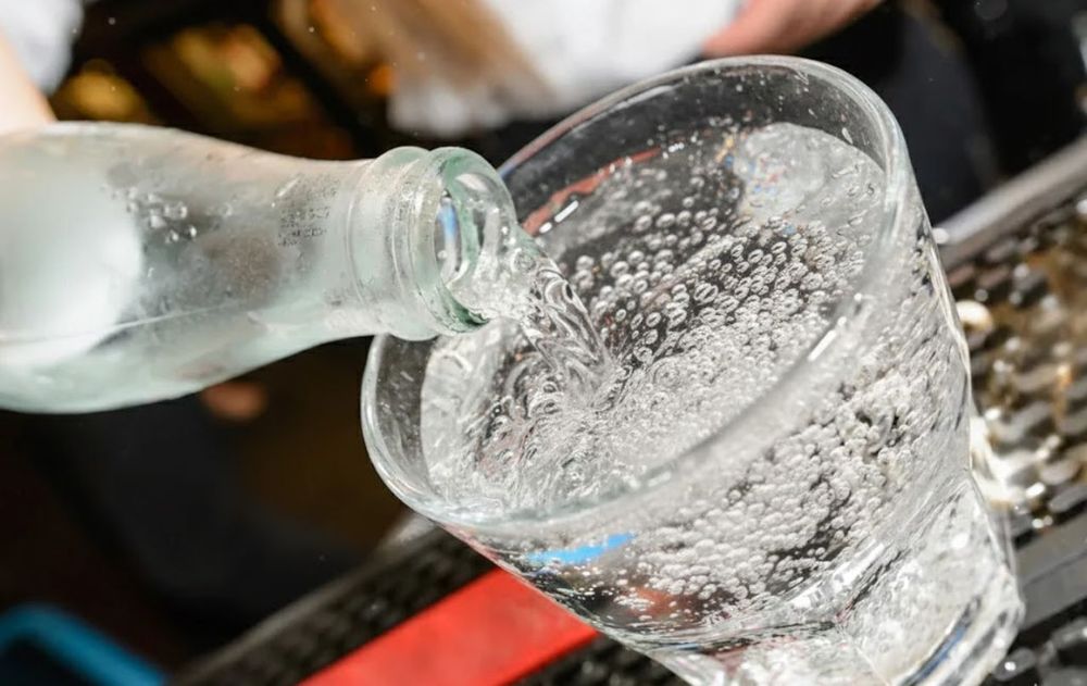 Qué sucede en el cuerpo si bebemos agua con gas todos los días, según  dietistas