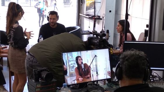 El equipo periodístico y el equipo técnico en la puesta a punto de Más vivo que nunca, el streaming de Los Andes, en el nuevo estudio con vista a la calle.