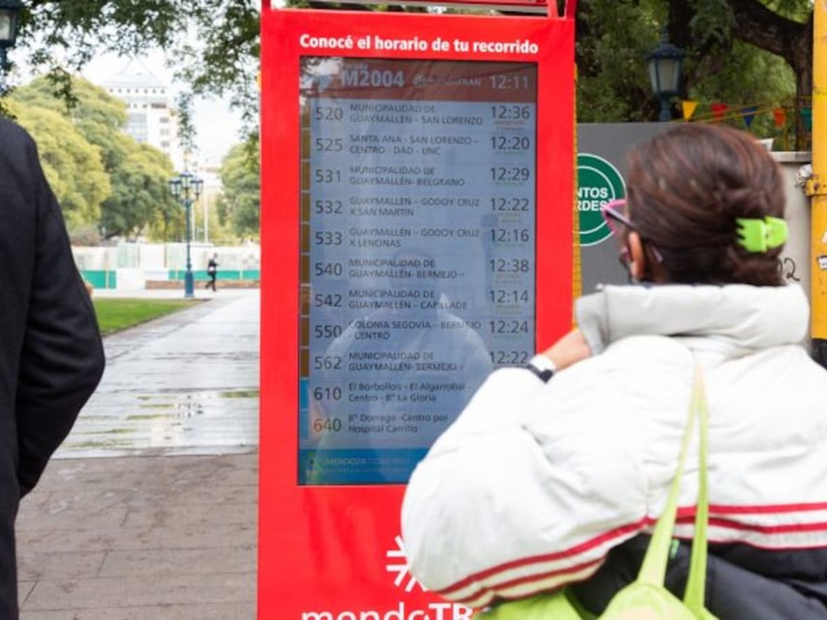 Renovaron la app “Mendotran cuándo subo”. En la foto, los paradores informativos. (Prensa Servicios Públicos)