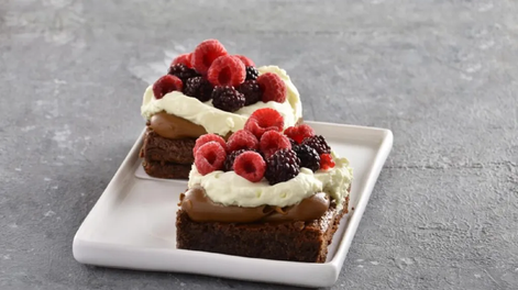 La receta de este postre de chocolate es ideal para grandes grupos.