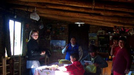 Maestros enseñan a leer y escribir a puesteros.