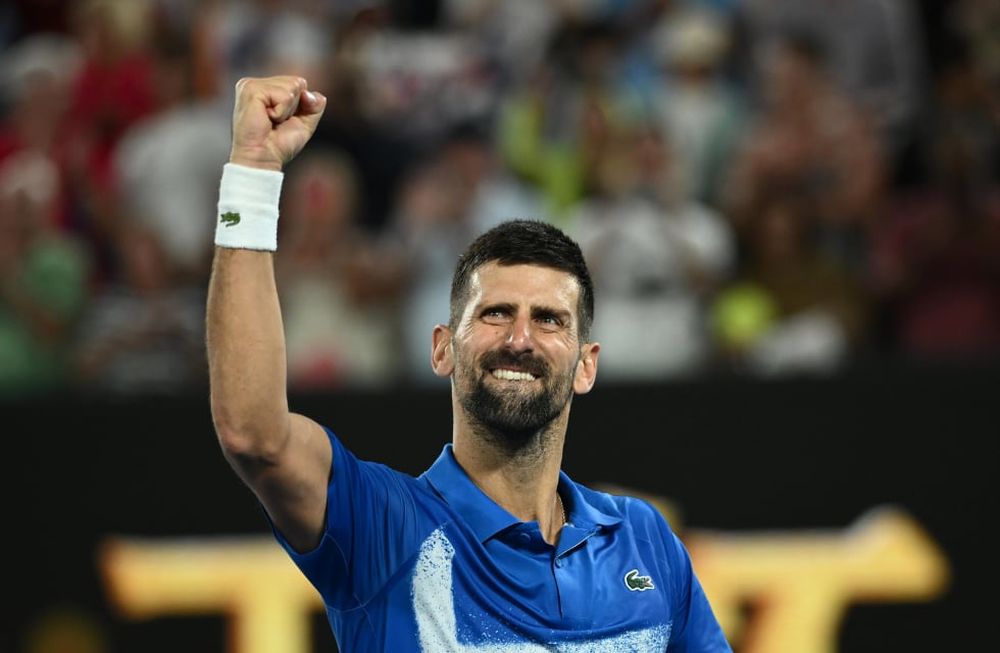 Melbourne (Australia), 21/01/2025.- Novak Djokovic of Serbia reacts during his Men's Singles quarterfinal match against Carlos Alcaraz of Spain at the Australian Open tennis tournament in Melbourne, Australia, 21 January 2025. (Tenis, España) EFE/EPA/JOEL CARRETT AUSTRALIA AND NEW ZEALAND OUT