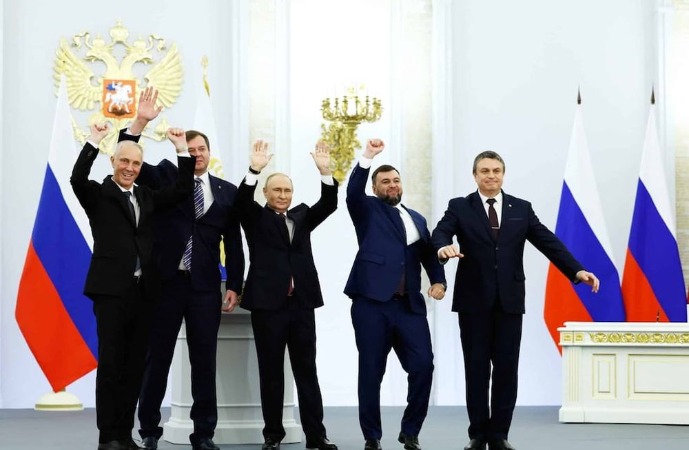 El presidente de Rusia, Vladimir Putin, junto a los 4 líderes políticos de las regiones anexadas, durante la ceremonia del día 29 de septiembre de 2022 en la que se aceptaron los resultados de los referendos.