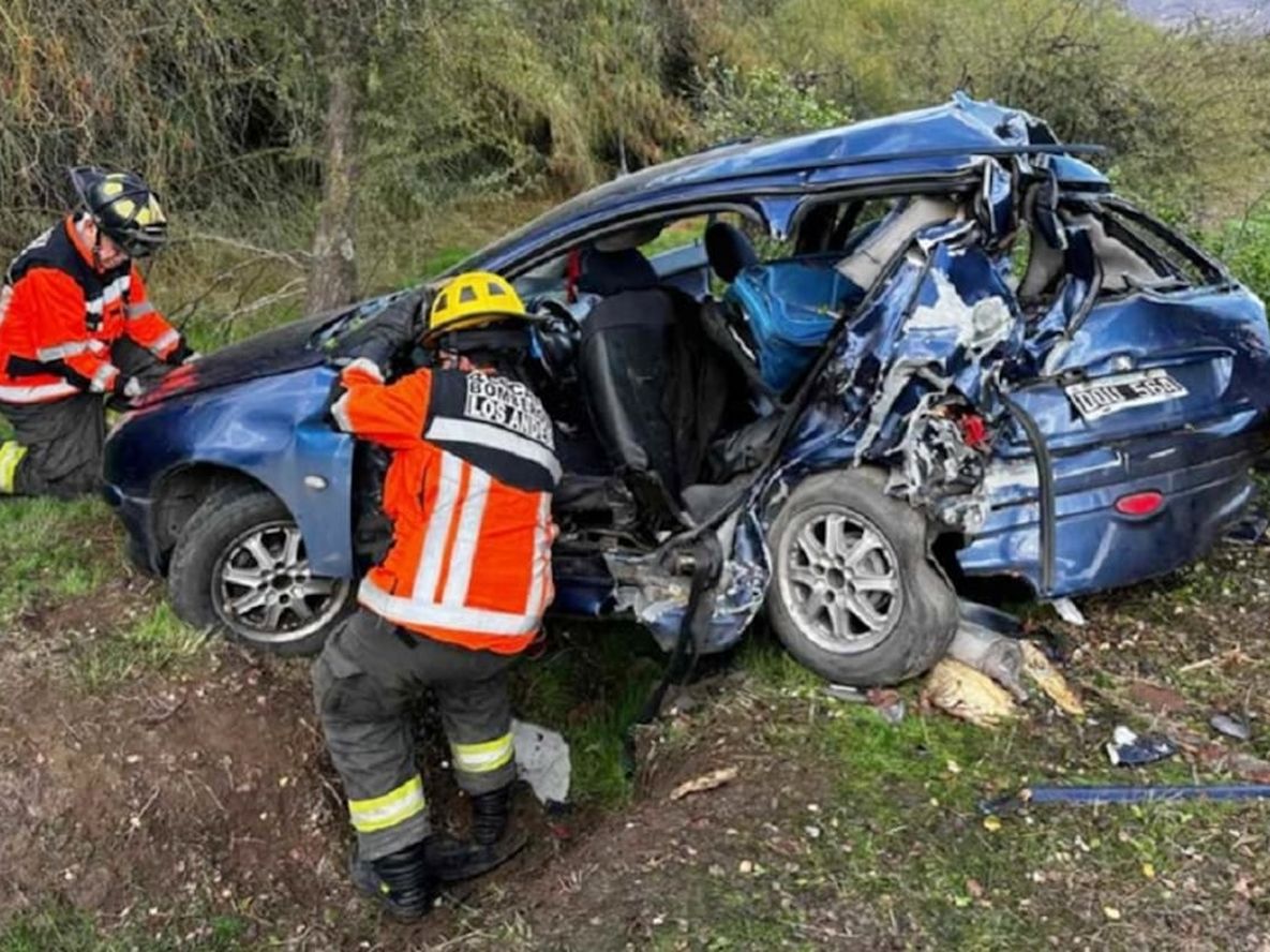 Cuatro argentinos resultaron heridos al despistar y chocar su auto contra un árbol en Chile. | Foto: gentileza Los Andes Online