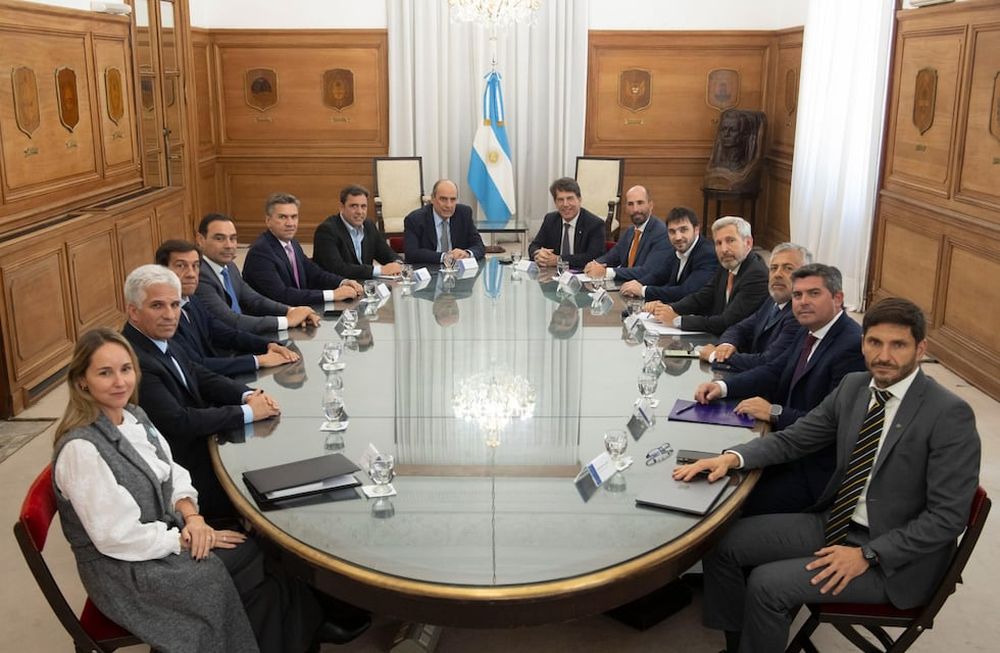 El jefe de Gabinete de Ministros, Nicolás Posse; y el ministro del Interior, Guillermo Francos; se encuentran reunidos en Casa Rosada con los gobernadores provinciales de Juntos por el Cambio. (Foto: Clarín)