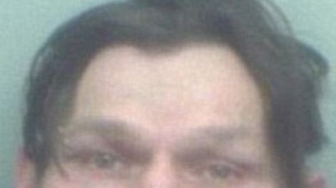 Casi matan a golpes en prisión al hombre que torturó al bebé que le amputaron las piernas