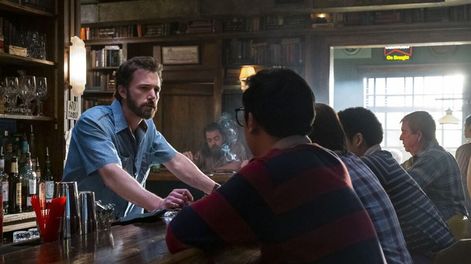 Los Andes | Ben Affleck hace del tío de un niño con una familia muy particular en The Tender Bar, el nuevo filme de George Clooney. (Amazon Prime Video)