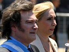Milei al ir hacia Casa Rosada con su hermana Karina. (AP)