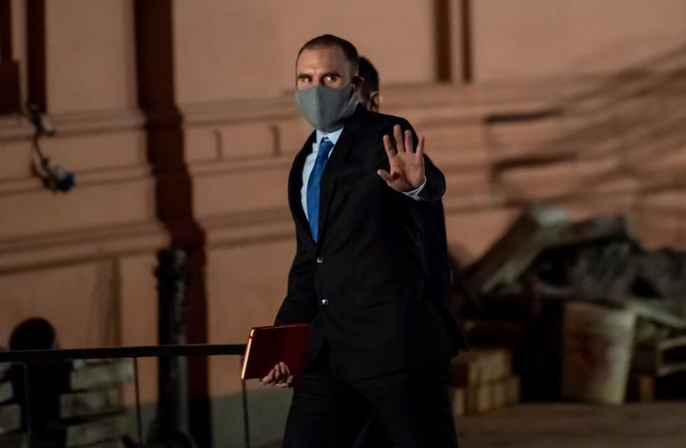 El ministro de Economía, Martín Guzmán, sale de la Casa Rosada. La versión del acuerdo hizo subir las acciones de empresas argentinas y bajar el riesgo país.