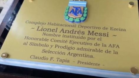 Messi fue homenajeado en el predio de la AFA, que ahora lleva su nombre. / AFA