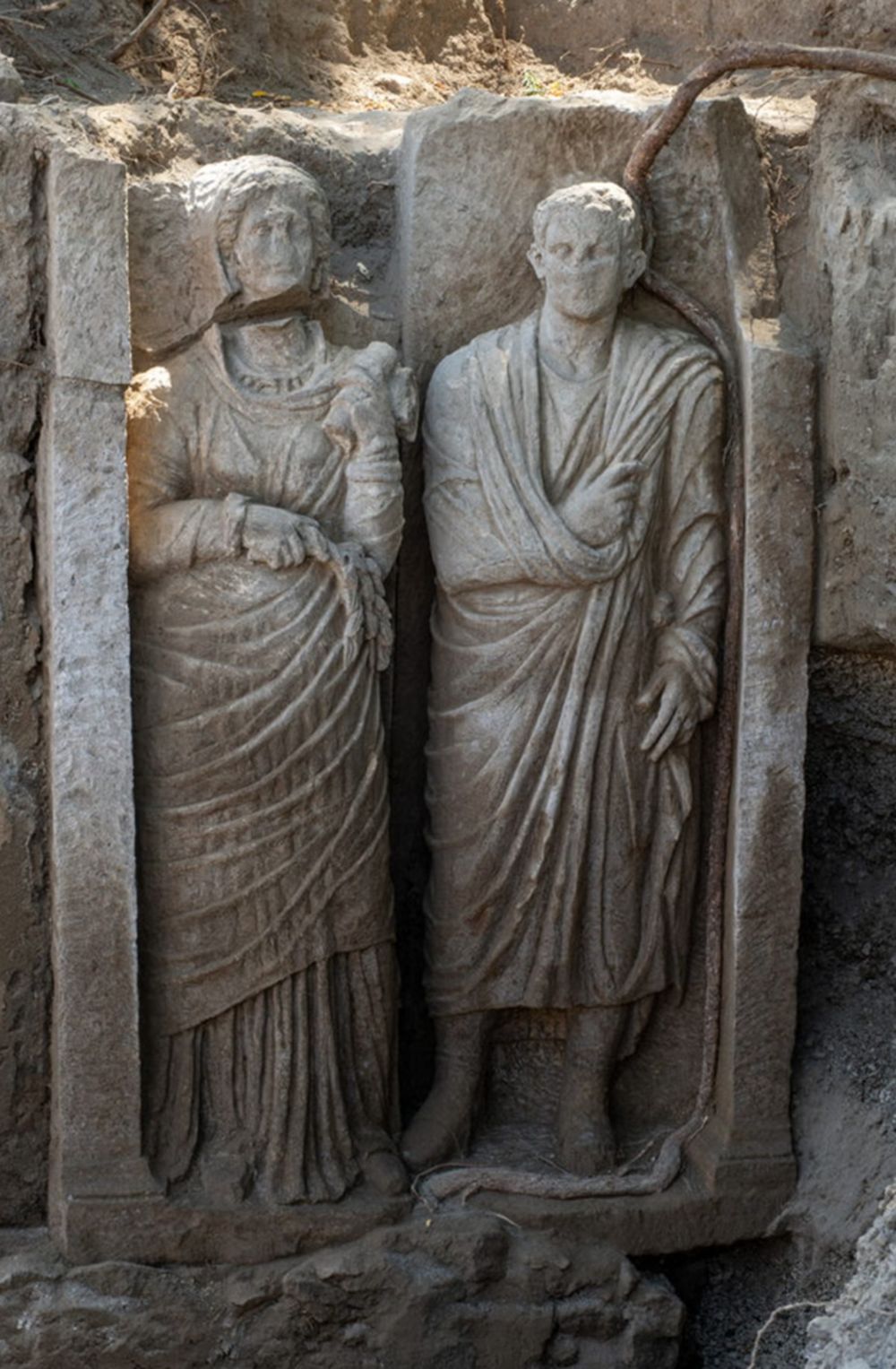 Un hallazgo arqueológico en las afueras de Pompeya revela esculturas de tamaño real que podrían representar a una sacerdotisa y su hijo.