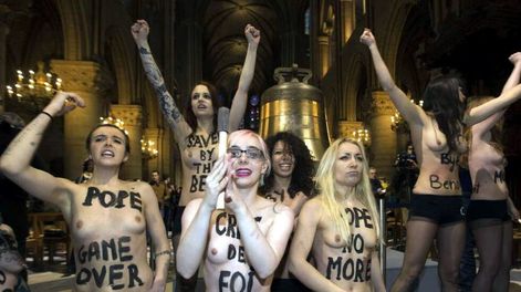 Feministas celebraron” en Notre Dame