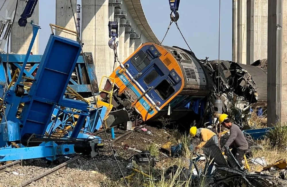 Cayó una grúa sobre un tren de pasajeros en Tailandia