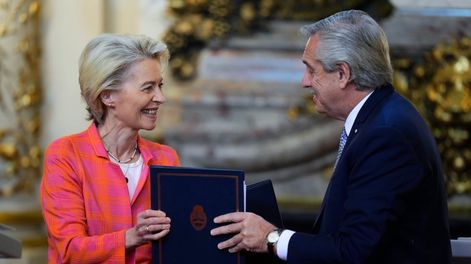 Los Andes | La presidenta de la Comisión Europea, Ursula von der Leyen, a la izquierda, y el presidente de Argentina, Alberto Fernández, intercambian carpetas durante una reunión en la casa de gobierno en Buenos Aires, Argentina, el martes 13 de junio de 2023. (AP Fo