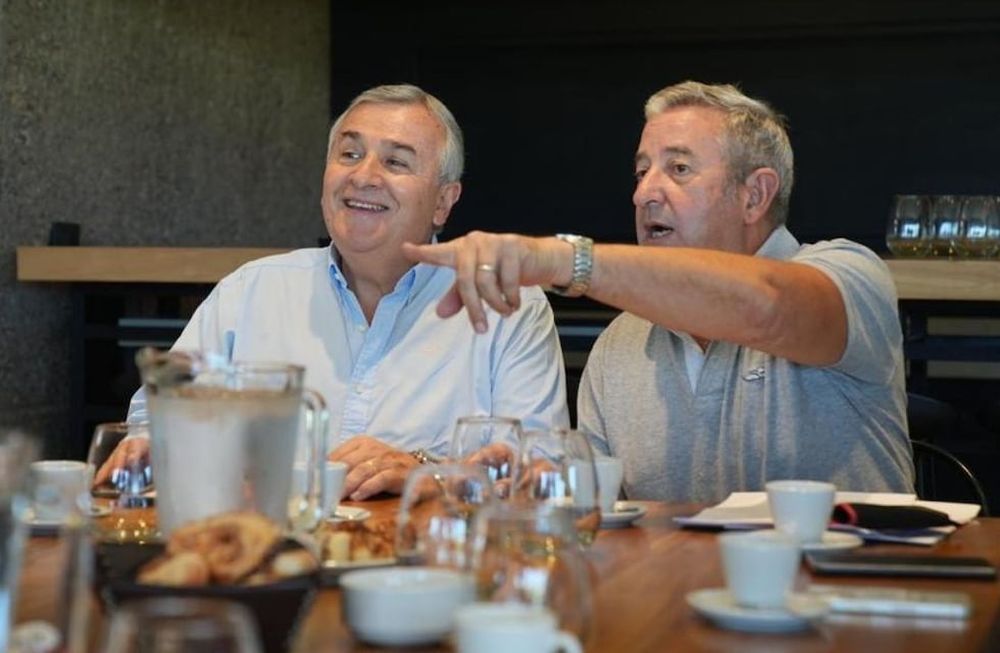 Julio Cobos organizó una reunión en su casa junto a Gerardo Morales y dirigentes radicales.