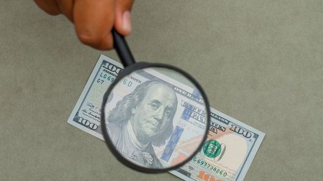 Cómo identificar dólares falsos