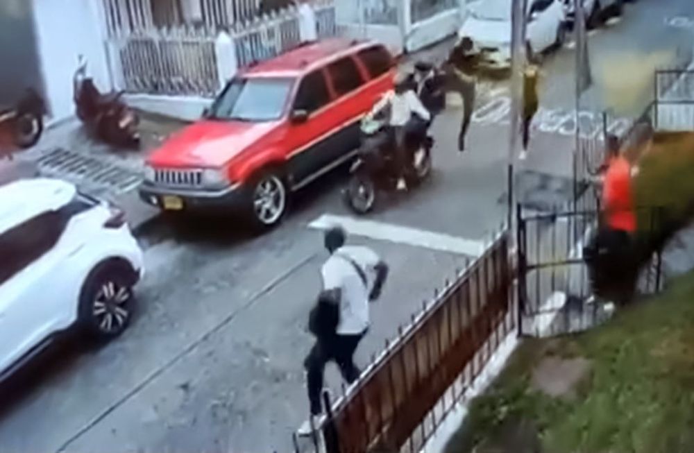 El Jackie chan colombiano detuvo a la parea de ladrones tras una patada voladora y los vecinos aprovecharon que se cayeron de la moto para lincharlos.