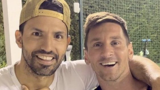 Kun Agüero y Leo Messi, en la cena despedida del 10 de la Selección Argentina del Barcelona. / Gentileza. Kun Agüero y Leo Messi, en la cena despedida del 10 de la Selección Argentina del Barcelona. / Gentileza.