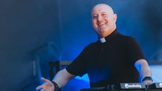 El Padre Guilherme, el sacerdote que predica con música electrónica. El Padre Guilherme, el sacerdote que predica con música electrónica.