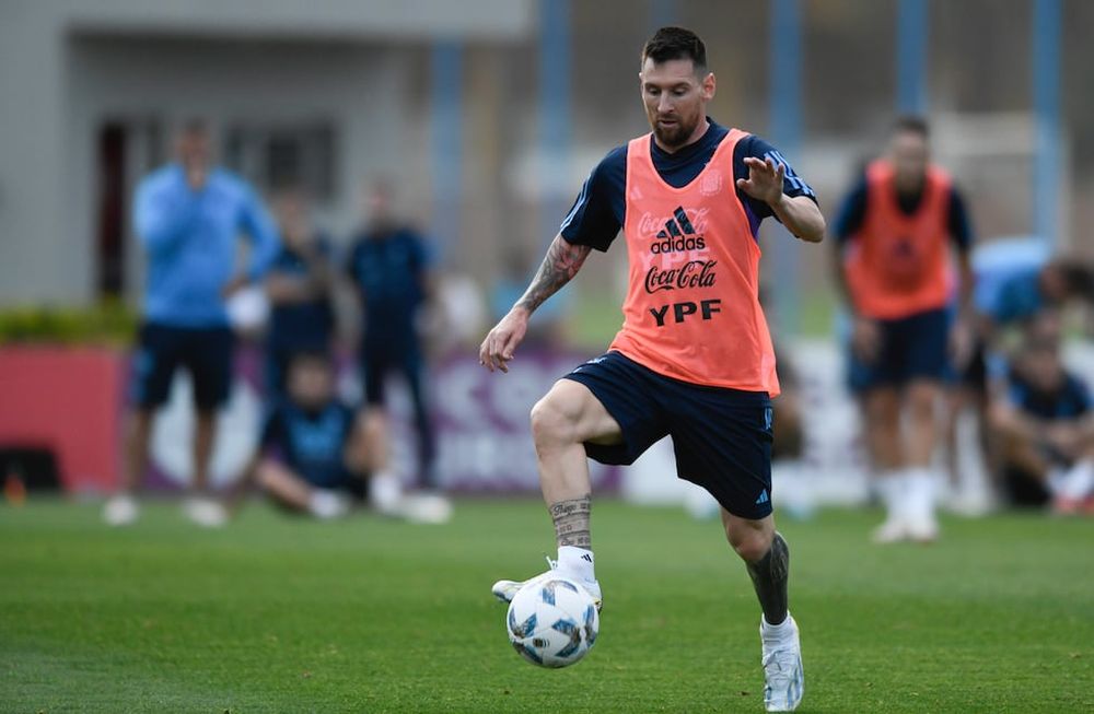 El argentino Lionel Messi controla el balón durante una práctica de la selección de su país en Buenos Aires, el martes 10 de octubre de 2023 (AP Foto/Gustavo Garello)