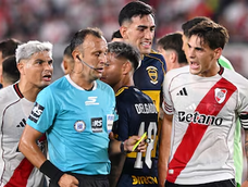 Todos los jugadores de River reclamaron penal, pero Darío Herrera no sancionó y el VAR, a cargo de Héctor Paletta, no lo convocó a revisar. Todos los jugadores de River reclamaron penal, pero Darío Herrera no sancionó y el VAR, a cargo de Héctor Paletta, no lo convocó a revisar.