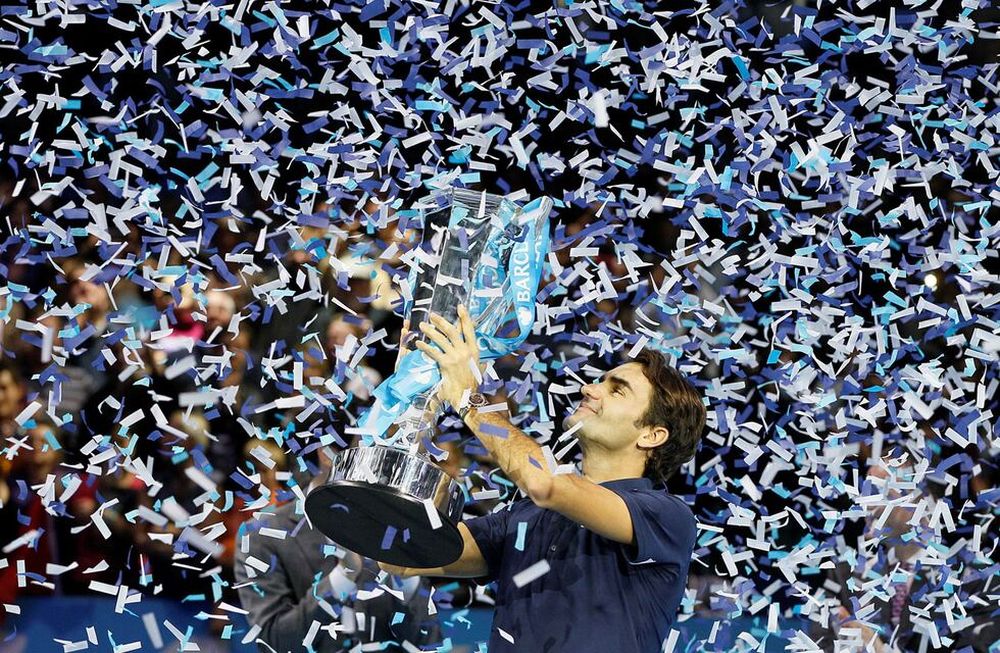 ARCHIVO - Roger Federer de Suiza sostiene el trofeo de ganadores después de derrotar a Jo-Wilfried Tsonga de Francia en su último partido de tenis individual en las Finales ATP World Tour, en el estadio O2 de Londres, el domingo 27 de noviembre de 2011 (AP Photo/Kirsty Wigglesworth, File)
