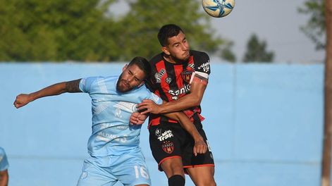 Los Andes | En las altura. Nicolás Salinas (16), del Perro, y Lucas Marciante (8), del Cóndor, buscan dividido en el último duelo entre ambos. Foto: José Gutiérrez / Los Andes