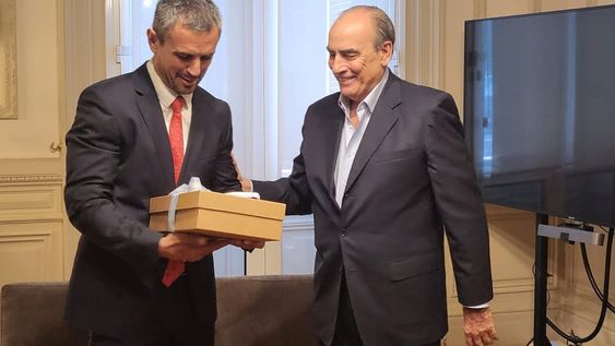 El ministro del Interior, Guillermo Francos le entregó al presidente de la Cámara de Diputados, Martín Menem, la ley ómnibus (Foto: HCDN)