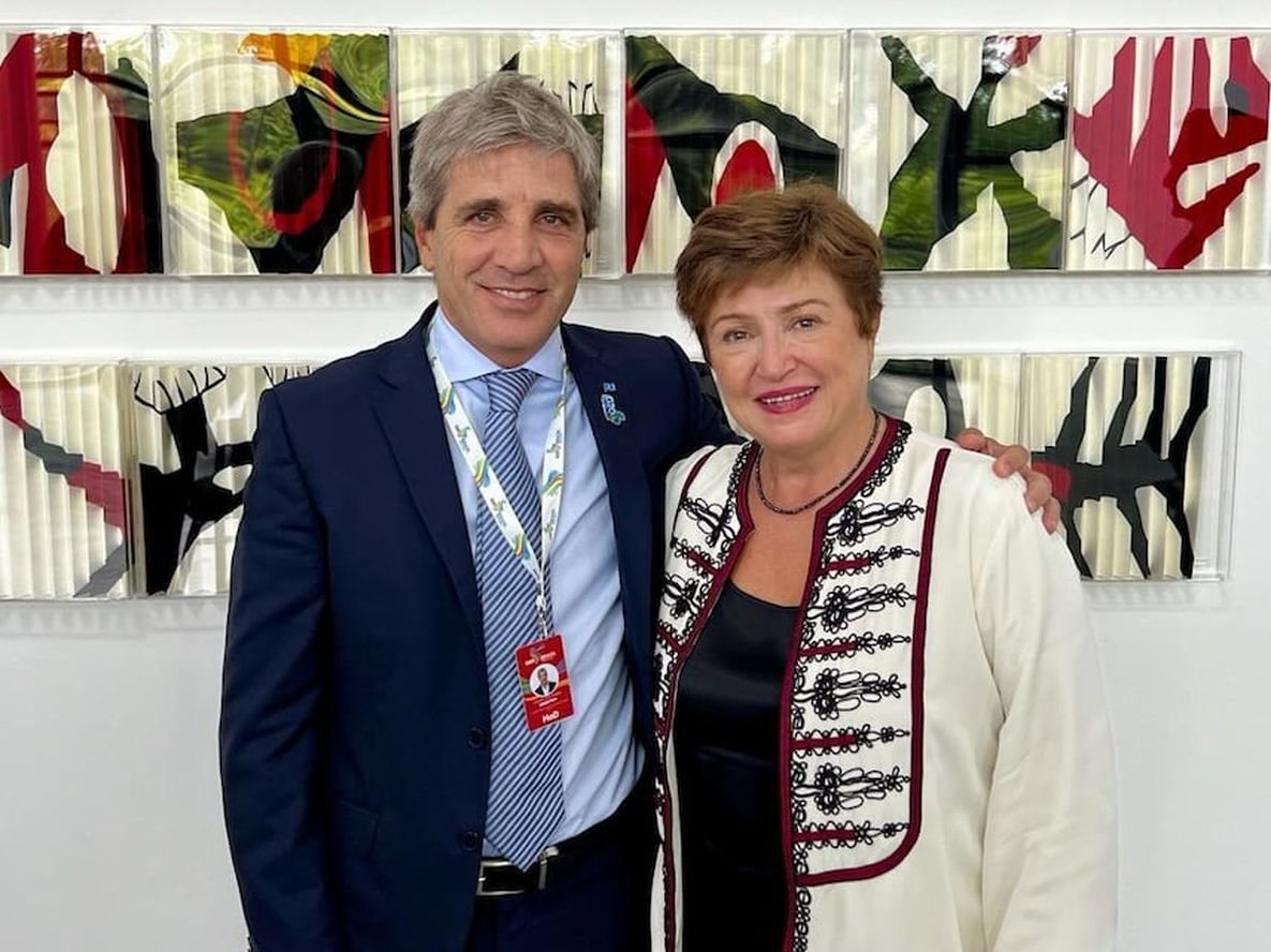 Luis Caputo junto a la jefa del FMI, Kristalina Georgieva.&nbsp;