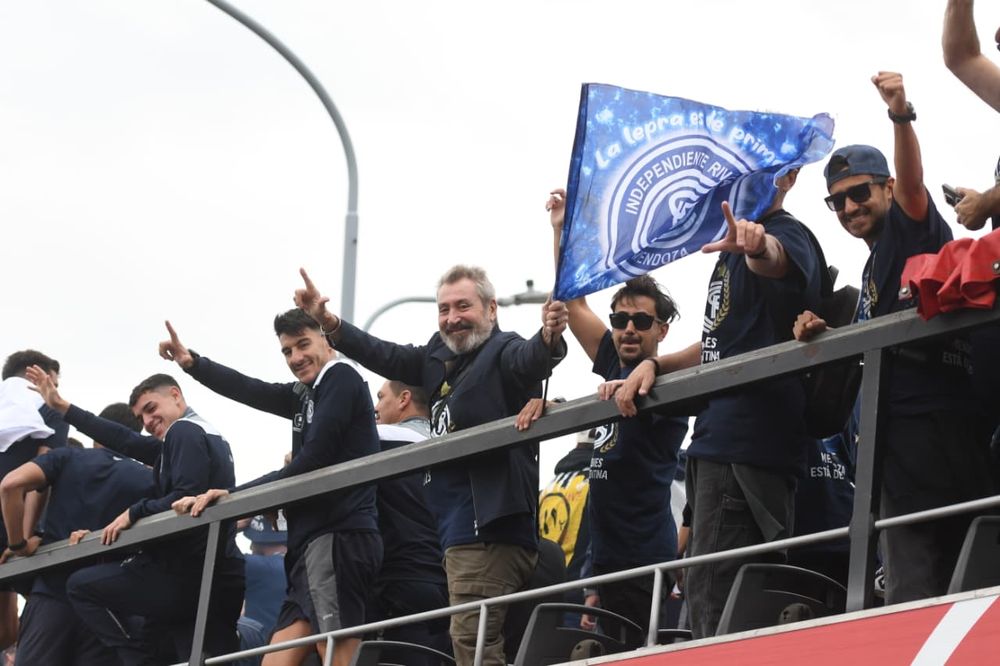 Caravana histórica para recibir al plantel de Independiente Rivadavia, junto a su presidente Daniel Vila, campeón de la Copa Argentina 2025.