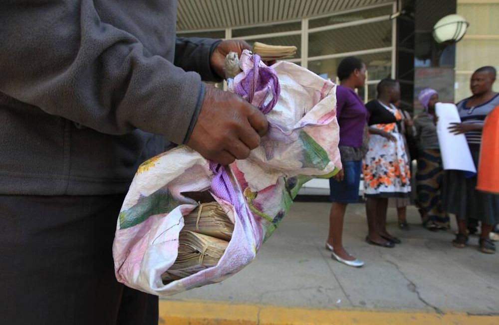 Zimbabue quiere erradicar su vieja moneda tras una extrema inflación