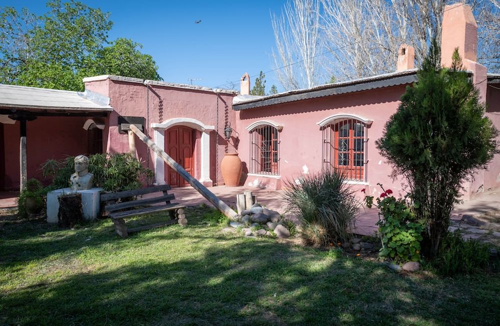 Muchos de los relatos de José Baida tienen lugar en el Barrio La Media Luna sitio historico del Area Fundacional  (aquí, la Casa Museo Molina Pico).