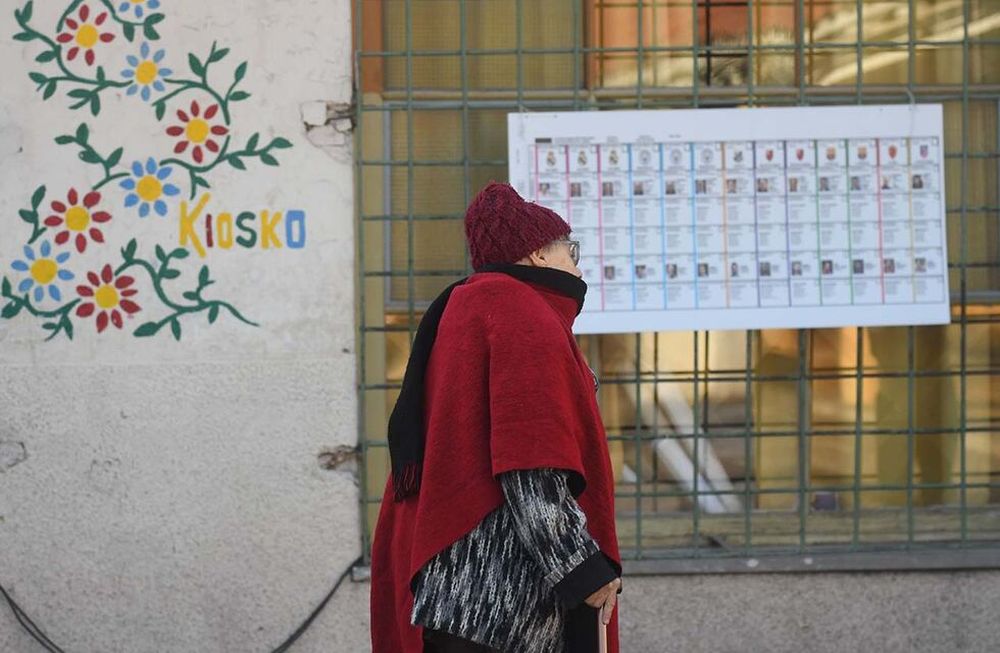 Elecciones provinciales PASO 2023 en la provincia de Mendoza.En la Escuela Rafael Obligado de Guaymallén, Los votantes ingresaban para votar en una mañana electoral tranquila pero fría.Foto: José Gutierrez / Los Andes