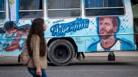 Los Andes | Colectivo La ScalonetaUn grupo de amigos se junto con un artista para pintar el colectivo La Scaloneta y salir por los departamentos y alentar a la seleccion que jugará en Qatar 2022Foto: Ignacio Blanco / Los Andes