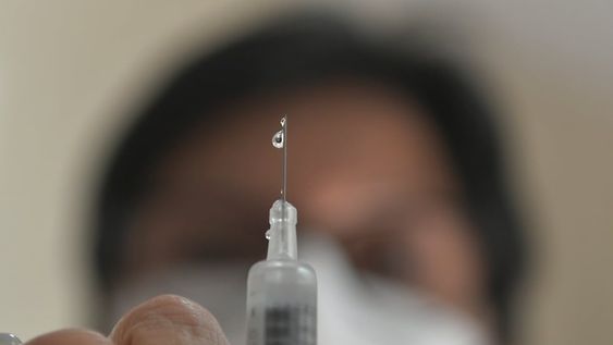 La Anmat autorizó a los pacientes mayores de 60 años vacunarse con la Sputnik V. - Orlando Pelichotti / Los Andes