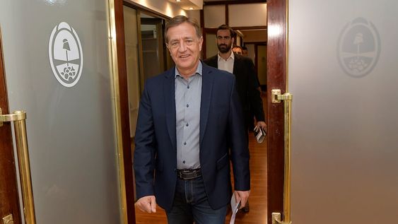 El gobernador Rodolfo Suárez, y el ministro de Hacienda Víctor Fayad. Los números le dieron una buena noticia en un mes complicado por la pelea paritaria y el pago de deuda.Foto: Orlando Pelichotti / Los Andes