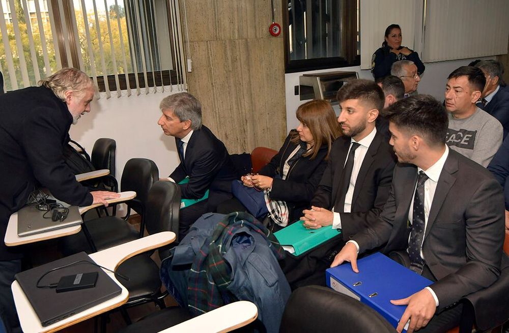 El exjuez Walter Bento junto a su esposa Marta Boiza y sus hijos Nahuel y Luciano Bento en Tribunales.&nbsp;
