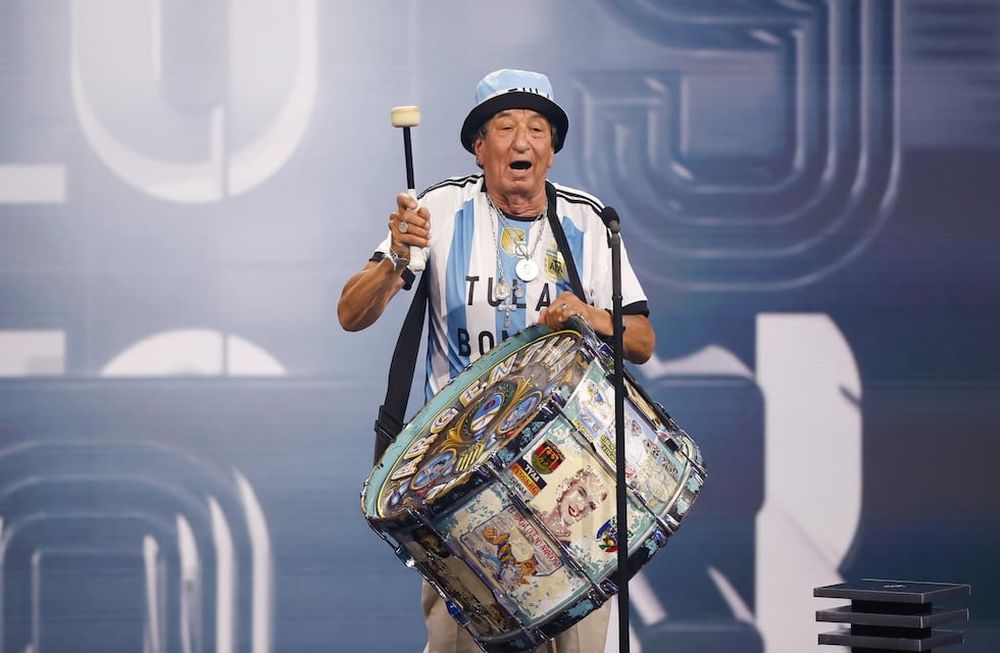 Carlos Tula habla en el escenario mientras recibe el premio Best FIFA Fan Award en nombre de Argentina, durante la ceremonia The Best FIFA Football Awards 2022 en París, Francia. Foto: EFE/EPA/YOAN VALAT