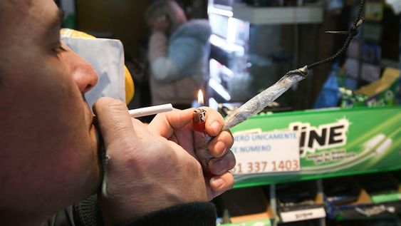 Para los quiosqueros consultados, la iniciativa es improductiva ya que los fumadores conseguirán fuego de cualquier modo. Aseguran que es un servicio al cliente. | Foto: José Gutiérrez / Los Andes