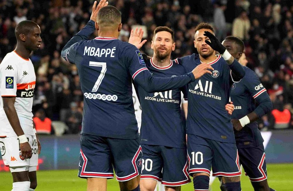 Con tres goles de Neymar, igual cantidad de Mbappé y tres asistencias de Messi, el PSG goleó 6-1 a Clermont. (AP)