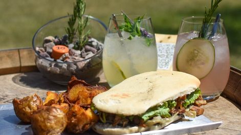 Guarda 14 | Salir a comer a una bodega en Mendoza puede ser un buen plan en estas vacaciones. - Mariana Villa / Los Andes