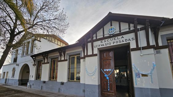 Educación. El frente de la escuela primaria 1-019 Gervasio Antonio Posadas, establecimiento de Junín, con importante matrícula escolar.